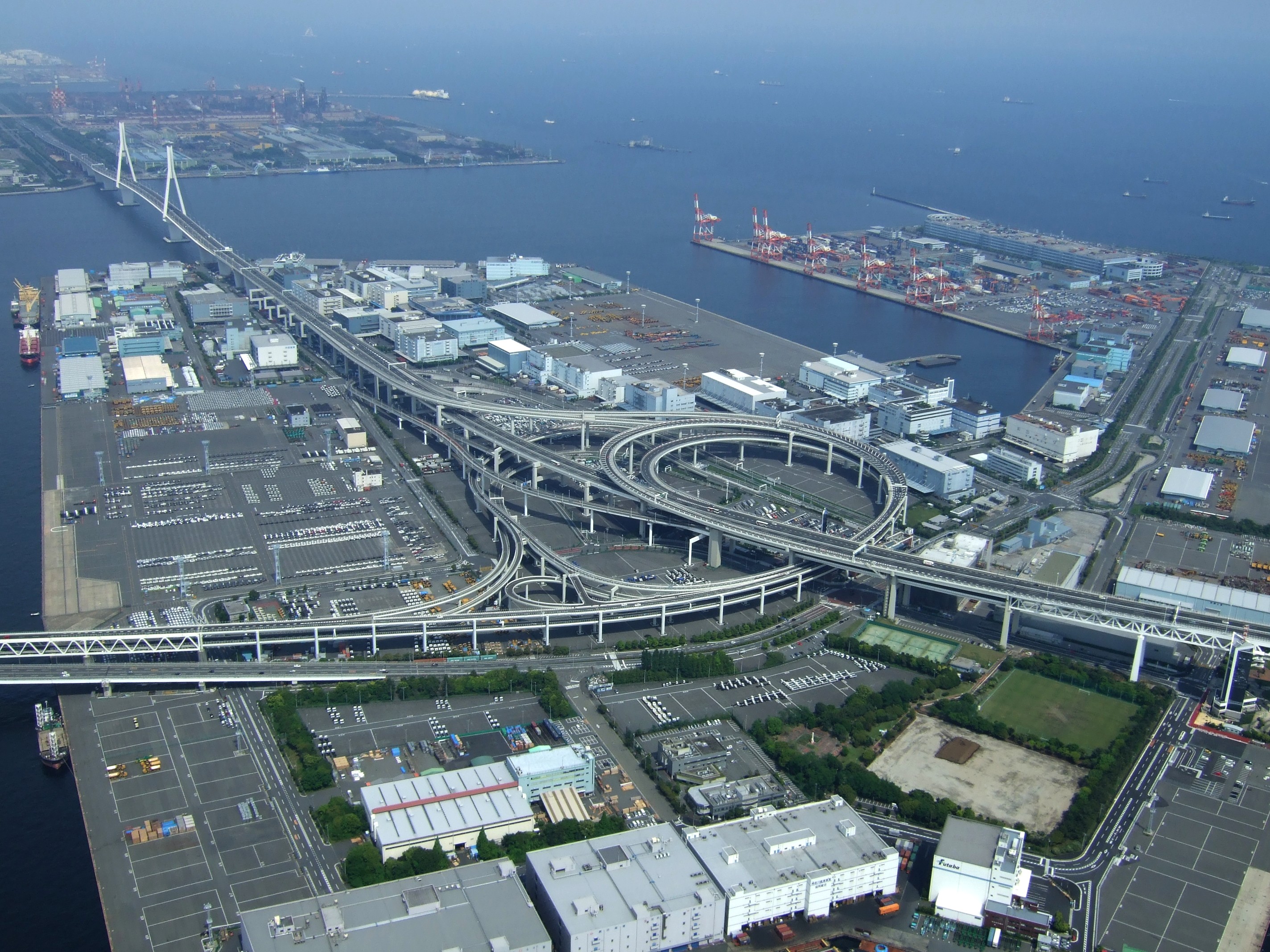 【画像】首都高速道路「箱崎ジャンクション」は複雑な構造すぎて「ヤマタノオロチ」とも呼ばれている