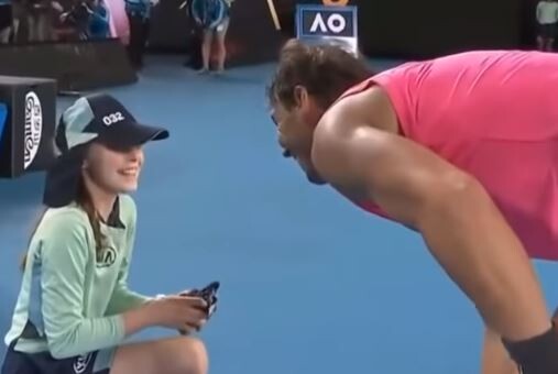 全豪テニス ナダルが試合中にボールガールにキッス 会場騒然となる ガハろぐnewsヽ W ズコー 全豪テニス ナダルが試合中にボールガールにキッス 会場騒然となる ガハろぐnewsヽ W ズコー