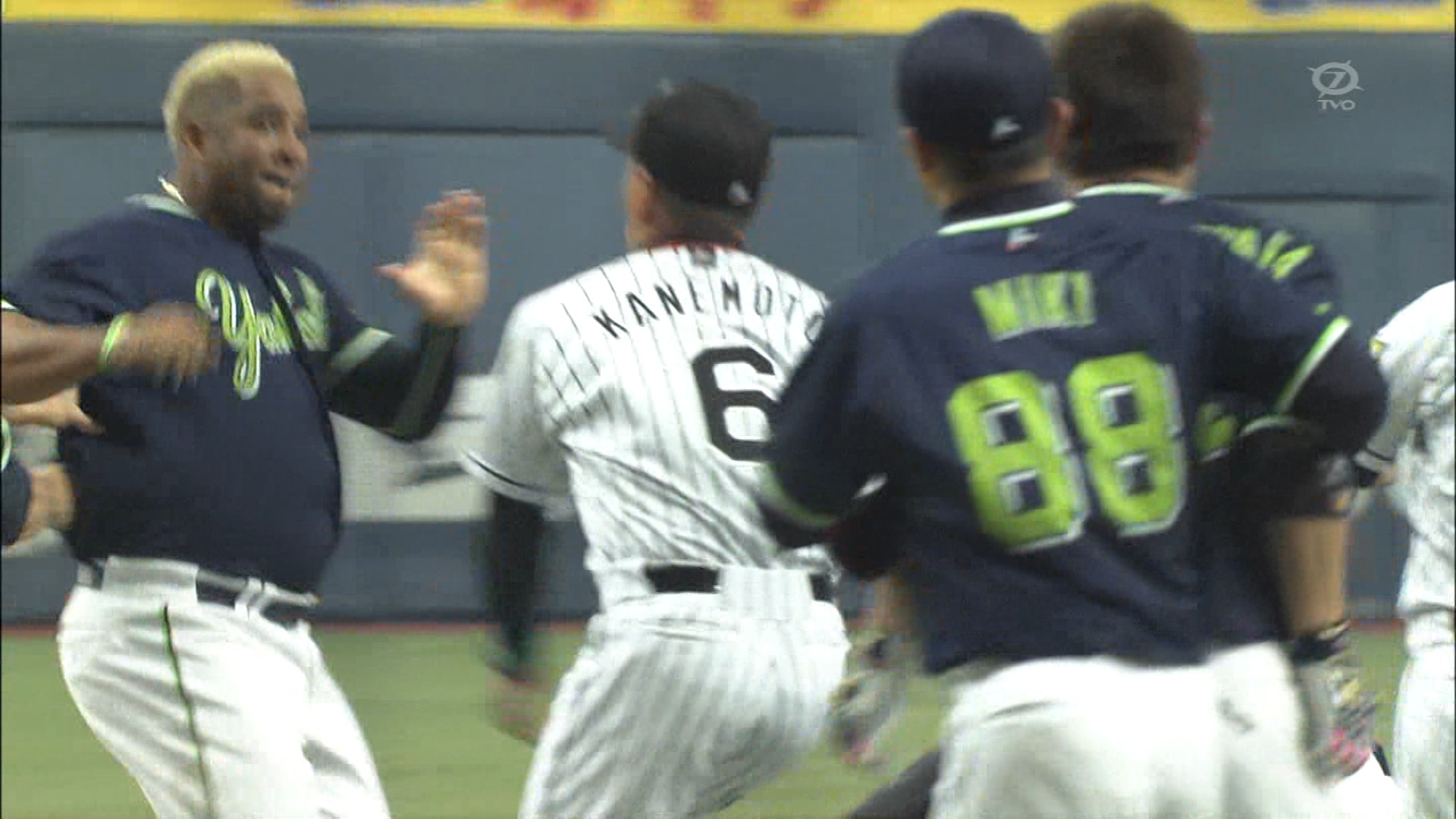 阪神ヤクルト戦で乱闘wwwwwwww ガハろぐnewsヽ W ズコー 阪神ヤクルト戦で乱闘wwwwwwww ガハろぐnewsヽ W ズコー