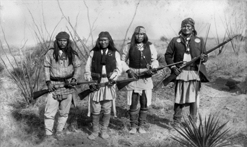 Apache_chieff_Geronimo_(right)_and_his_warriors_in_1886