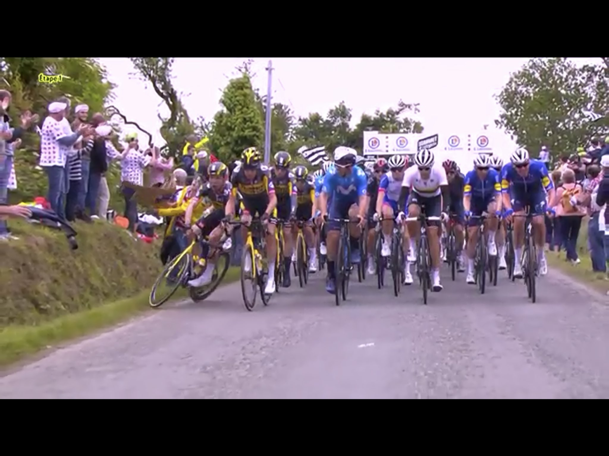 悲報 ツール ド フランス 観客の妨害で初っ端から大落車祭り ガハろぐnewsヽ W ｽﾞｺｰ