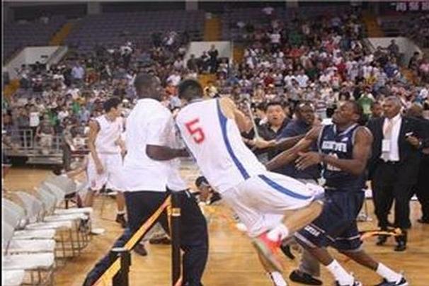 バスケの試合中 中国選手が米国選手相手に大乱闘 ガハろぐnewsヽ W ｽﾞｺｰ
