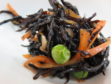 ひじきと塩麹きのこの炒め物