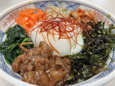 介護施設の食事。牛肉丼に野菜・海苔・温泉卵がトッピングされた栄養バランスの良い一皿。