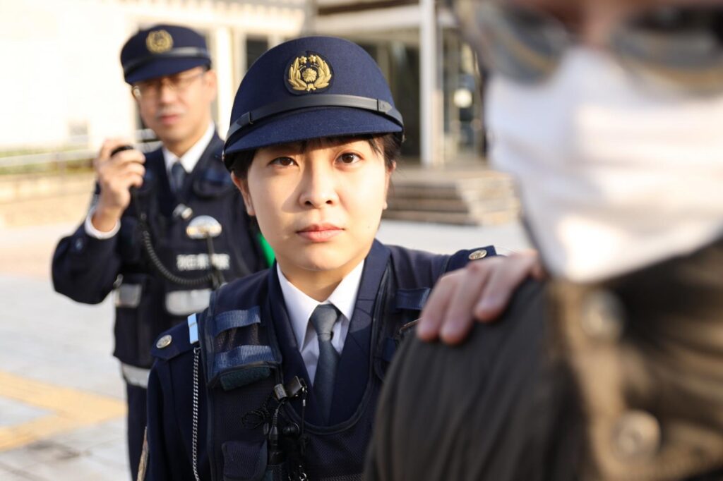 転倒した女子に心配の声をかけた男性　下半身を露出していた