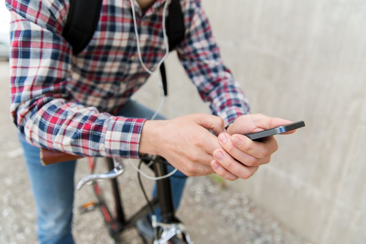 自転車の片手スマホ11月から「犯罪」に！