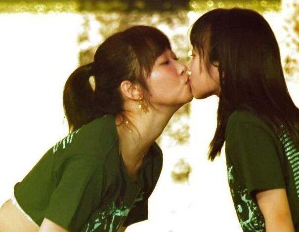 13歳メンバーへのキス＆お触りで指原莉乃が大炎上　「ジャニー喜多川と同じ」の声