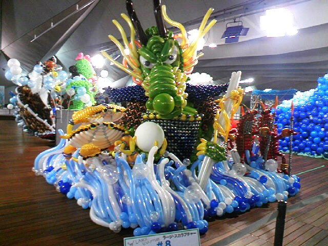 横浜 大桟橋でバルーンアート展 ふしぎな街のアリストテレス