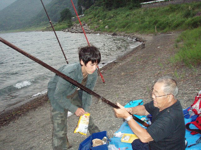 本栖湖でウナギ釣り ふすまねこ