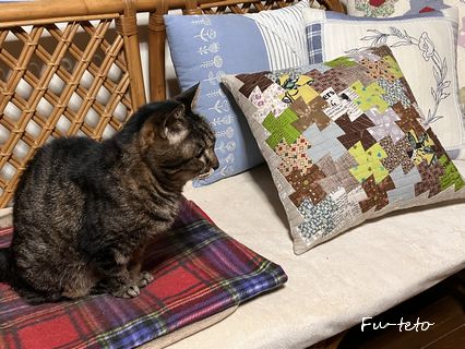 ほぼ新品A.P.C. 保存袋ありパッチワークキルト猫クッション