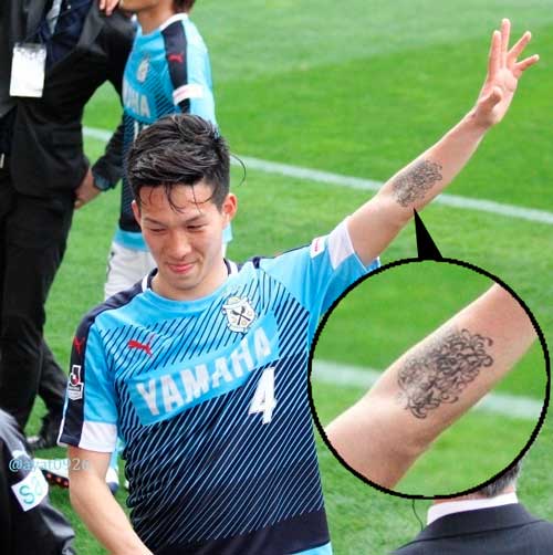 サッカー メッシが左足のタトゥーを大幅修正 一部のデザインを除きすべて黒く塗りつぶす フットボールまとめ サッカー メッシが左足のタトゥーを大幅修正 一部のデザインを除きすべて黒く塗りつぶす フットボールまとめ