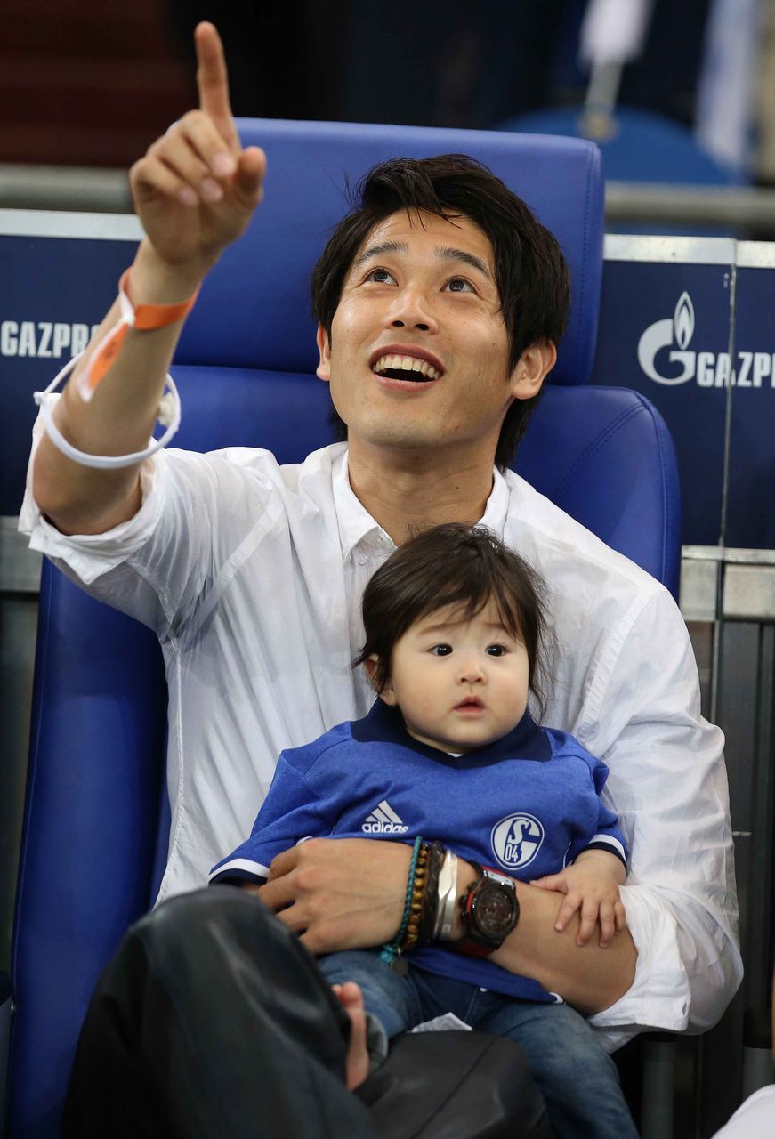 サッカー 内田篤人 シャルケ 昨年秋に第一子となる長女が誕生していたことを発表 サポーターにお披露目 名前は非公表 フットボールまとめ サッカー 内田篤人 シャルケ 昨年秋に第一子となる長女が誕生していたことを発表 サポーターにお披露目 名前は非公表 フットボールまとめ