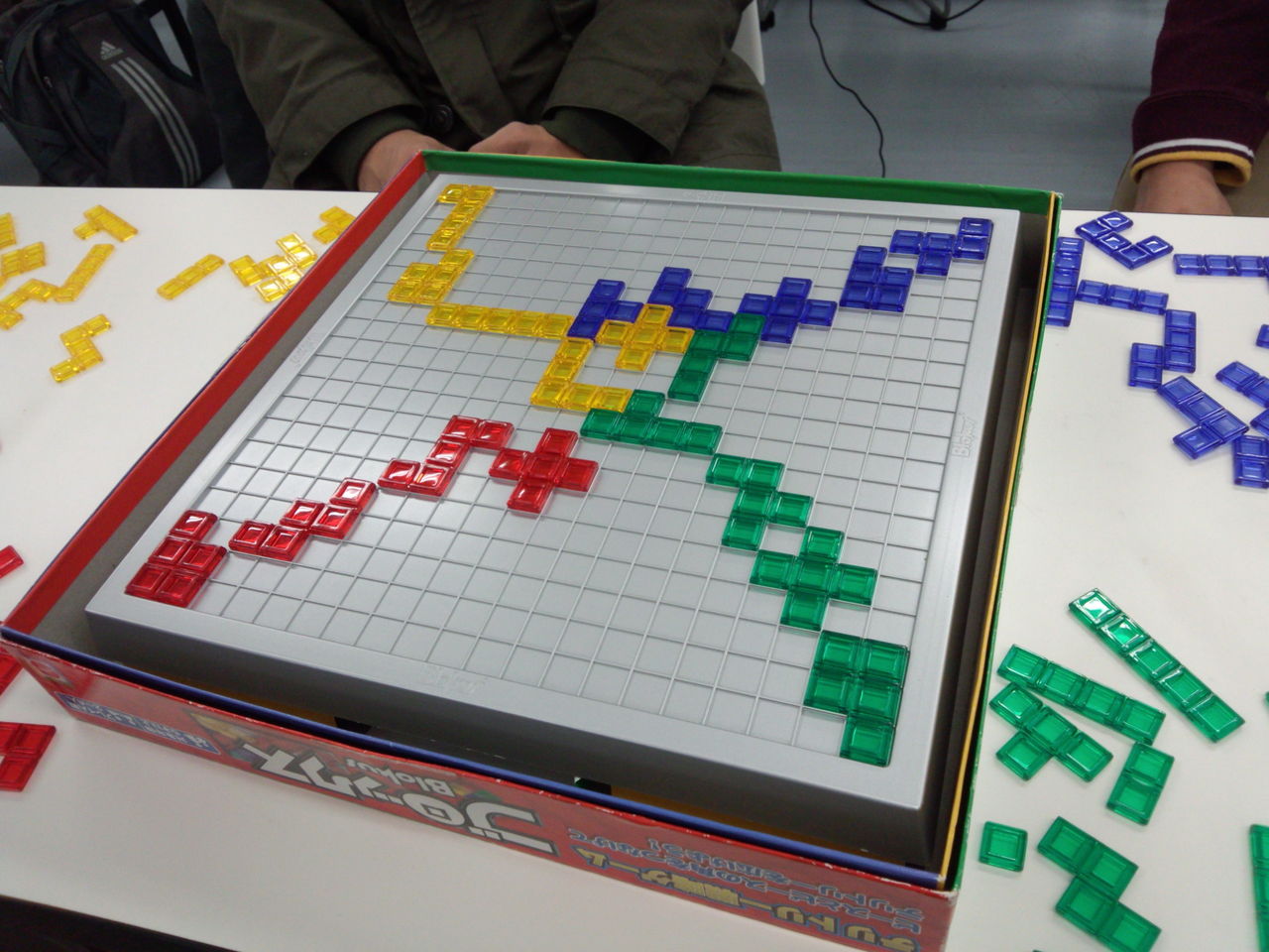 シンプルながら奥深い戦略性を持つ陣取りゲーム ブロックスをプレイ みらいボードゲーム部の記録 シンプルながら奥深い戦略性を持つ陣取りゲーム ブロックスをプレイ みらいボードゲーム部の記録