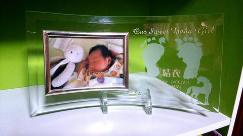 ☆ご出産祝・誕生記念に            足形・手形彫刻「フォトスタンド」を☆
