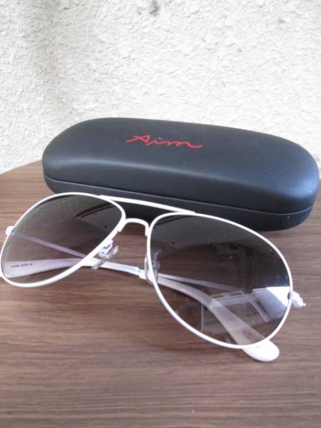 Aim のサングラス 白フレーム 福岡 古着 買取 ヴァンカトル Vingt Quatre Buy Sell Aim のサングラス 白フレーム 福岡 古着 買取 ヴァンカトル Vingt Quatre Buy Sell