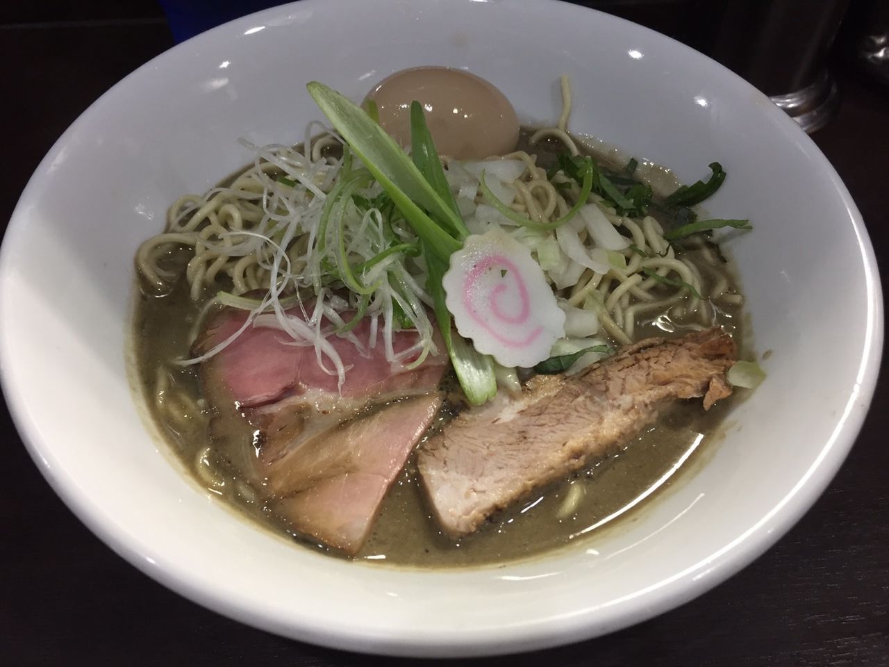 入荷情報 ラーメン館 渋谷生まれの 俺流塩らーめん 白濁の塩スープにとろろ昆布や梅を俺流トッピング 夢中図書館