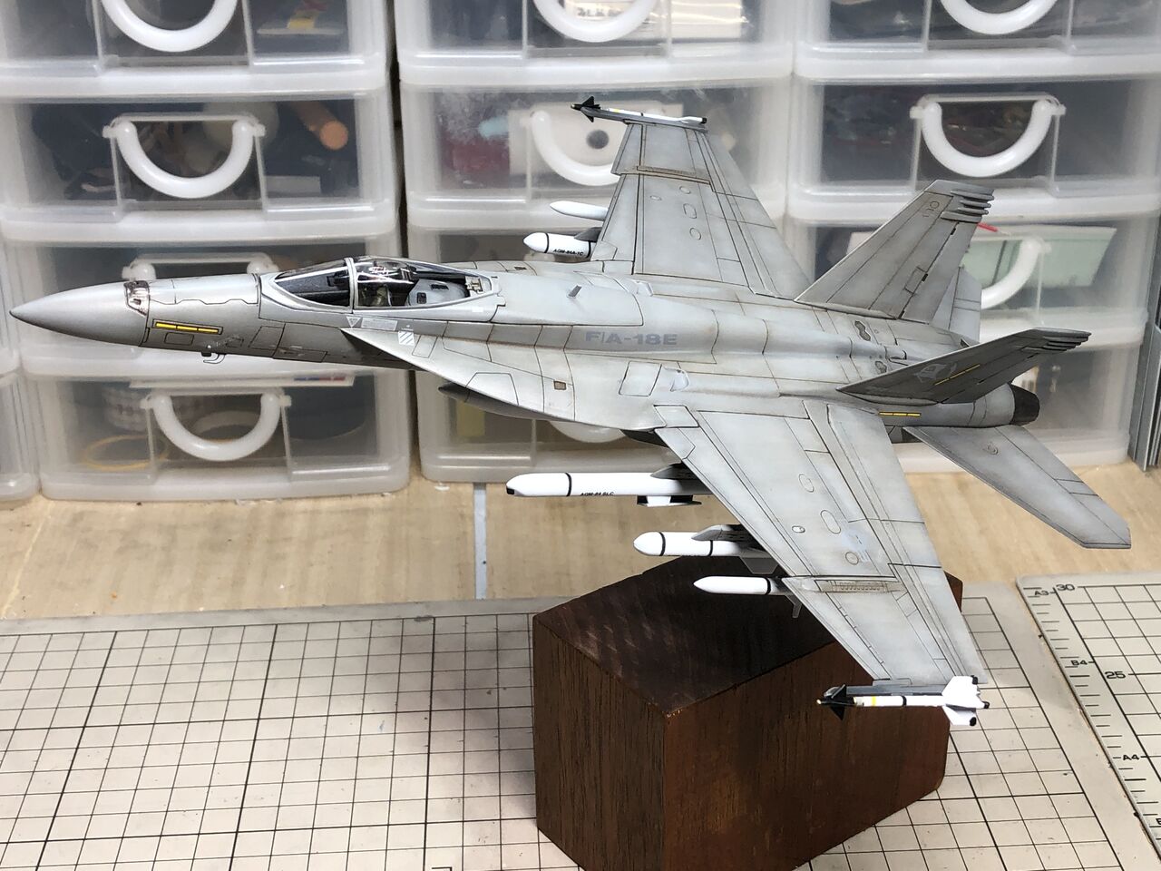 タミヤイタレリ1/72 F/A-18E （簡易ベースの作成） : 腹ペコ山男の模型blog