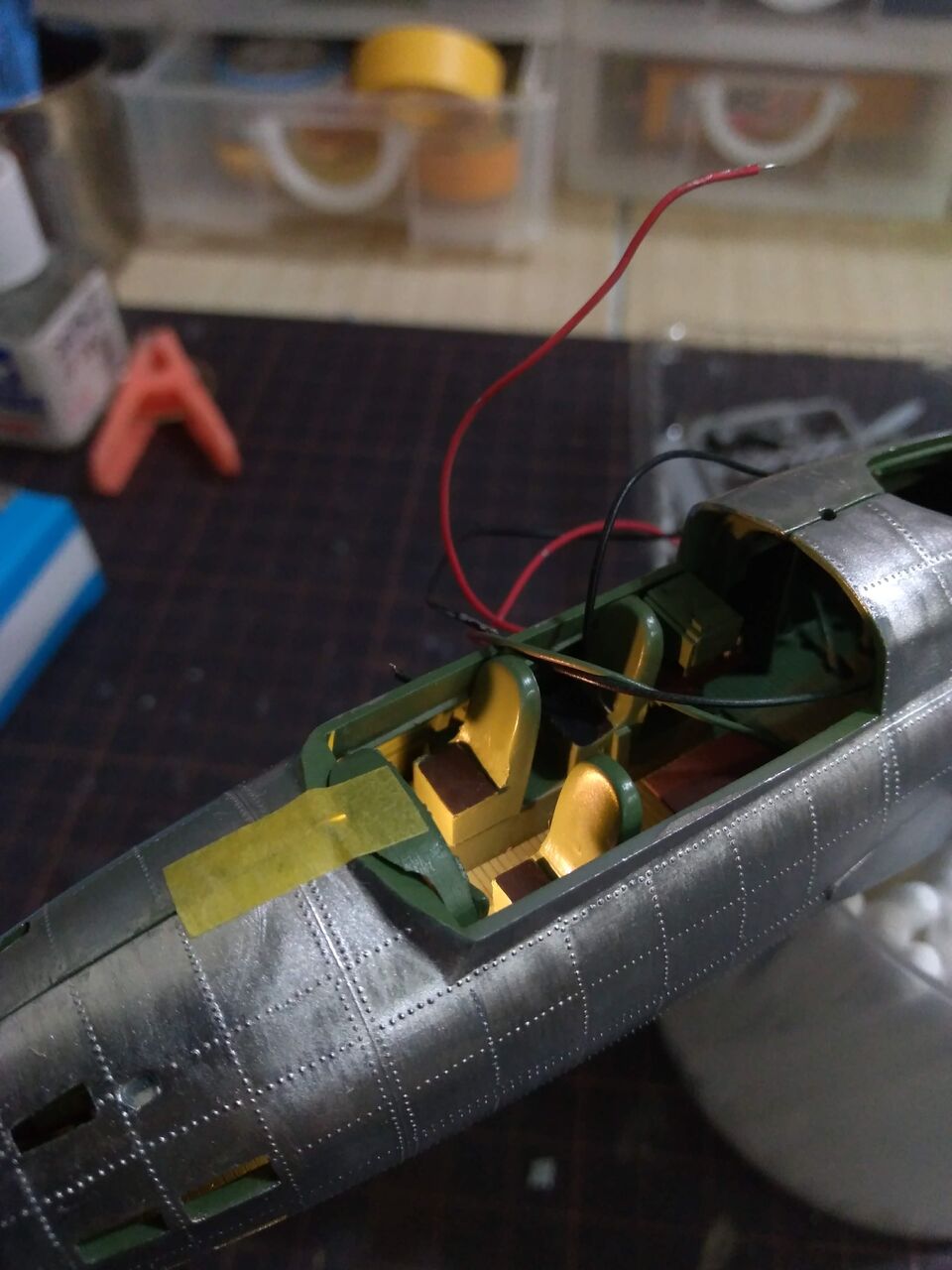 ハセガワ1/72一式陸攻11型(4) 電飾とフィギュア塗装 : 腹ペコ