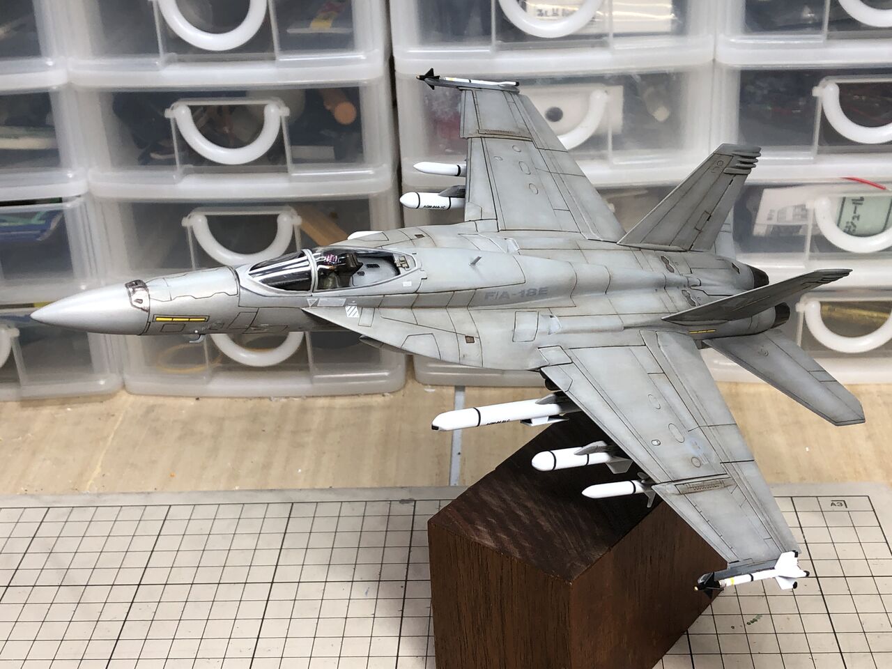 タミヤイタレリ1/72 F/A-18E （簡易ベースの作成） : 腹ペコ山男の模型blog