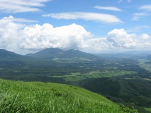 下り 蒜山と夏の雲