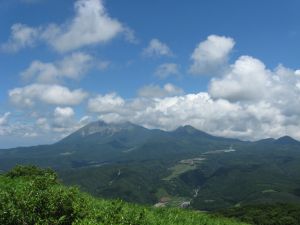 大山と烏ヶ山が見えます