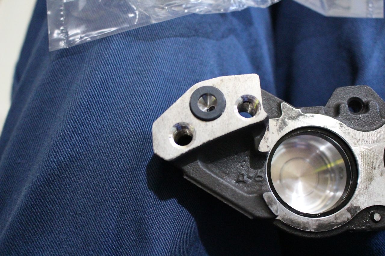 ゼファーΧ フロントキャリパー ピストンシール エア抜きボルト