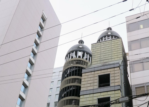細いビル上