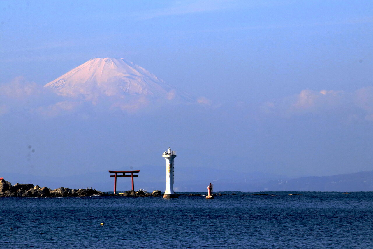 葉山 ２ 富士山 赤い鳥居 裕次郎灯台を一画面に 花咲かすおじさん