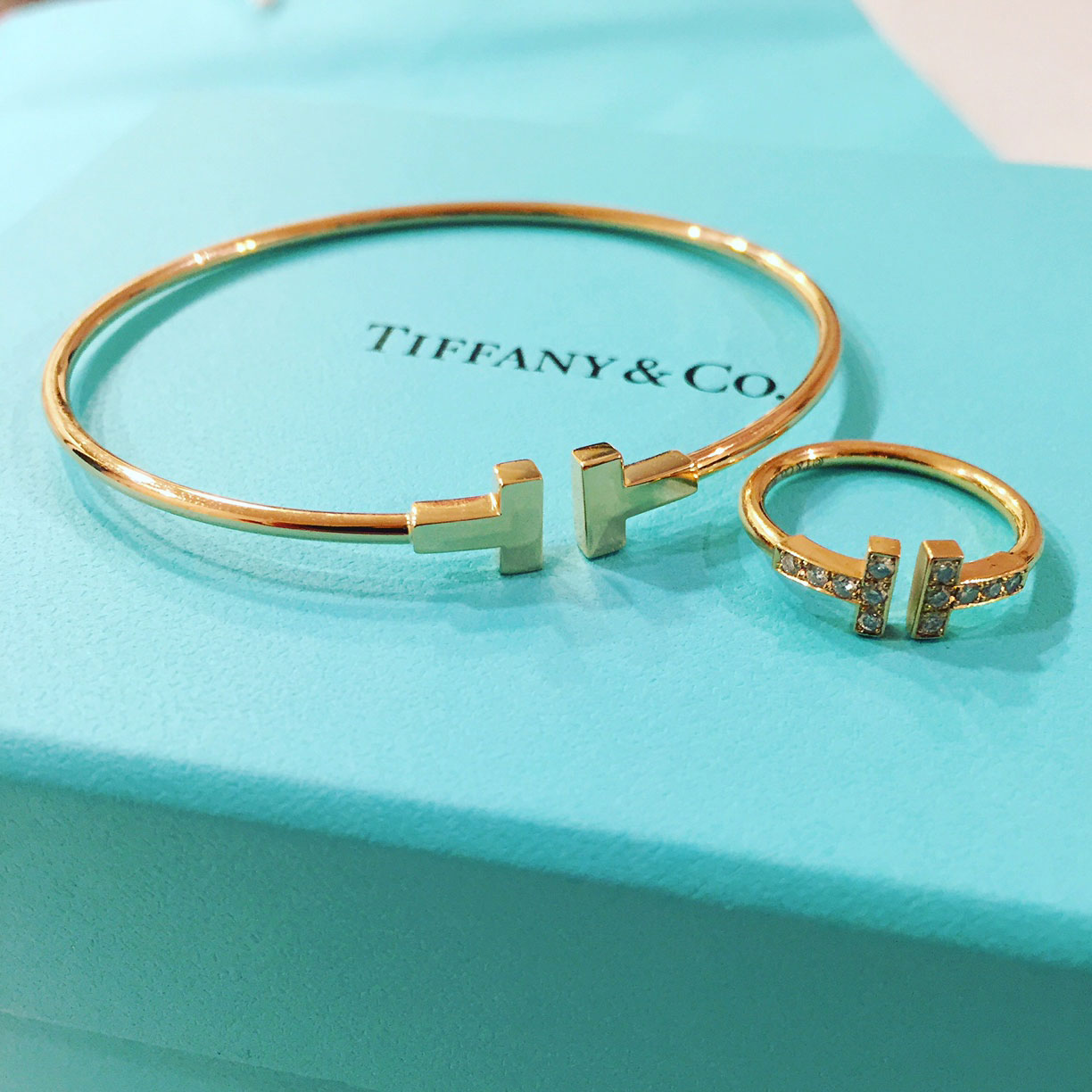 Tワイヤー風 バングル 未使用 保存袋付き クリスマス☆私にもサンタさんが来ました☆Tiffany T ワイヤーバングル