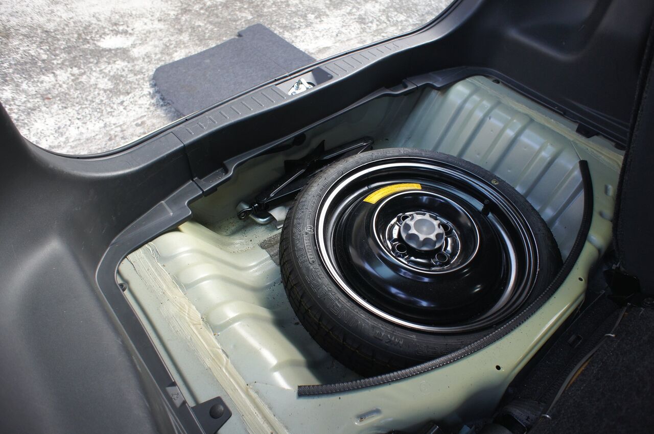 トランクフロアへこみ トヨタ パッソ 車屋なのに ハモンドオルガン演奏 ガレージテイクワン