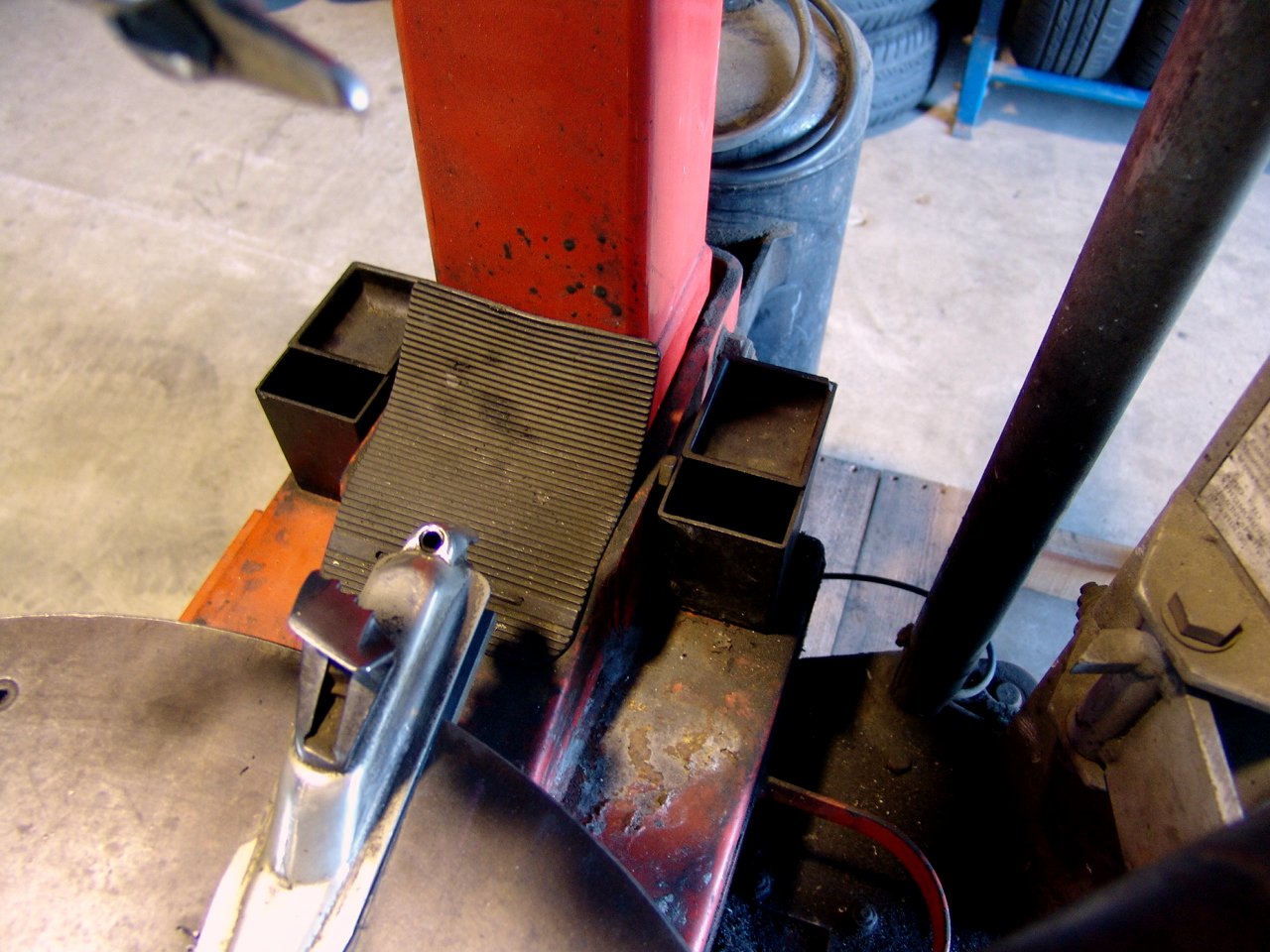 お引き取り、配送手配できる方限定 エアー漏れ無し CEMB SM92 タイヤ