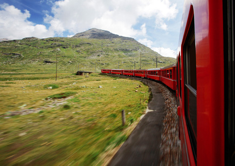 20231229列車カーブ-483074165