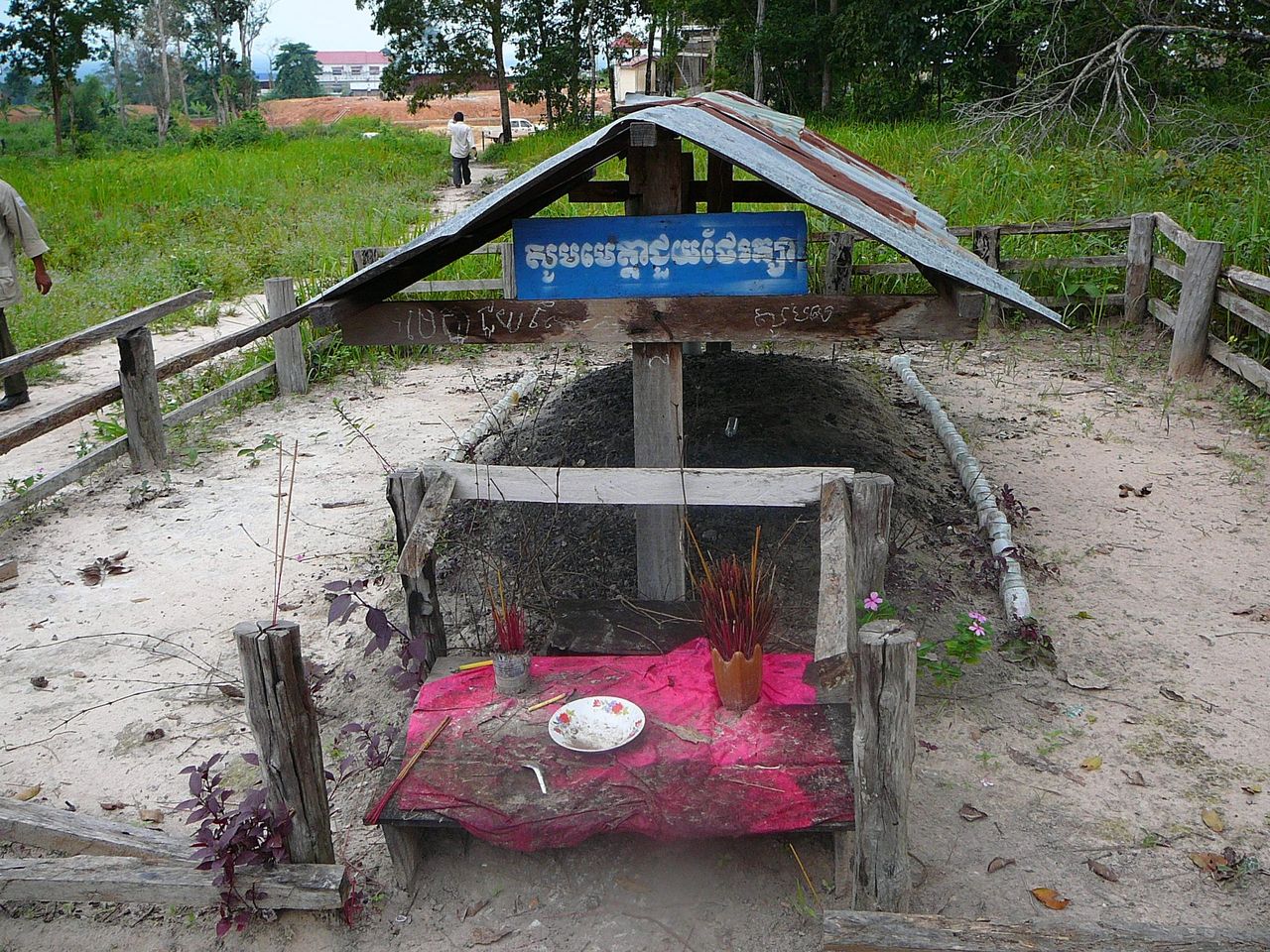 カンボジアの英雄 ポルポトさんの墓をご覧ください ガバガバ歴史速報