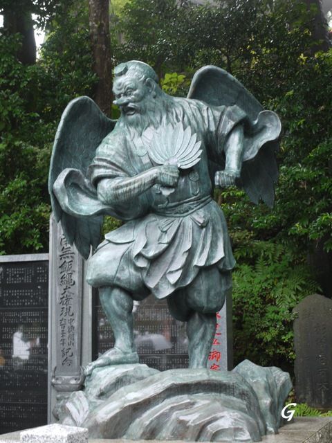 天狗がいっぱい 高尾山3 雲を眺めながら Gacchanのロンドン日記