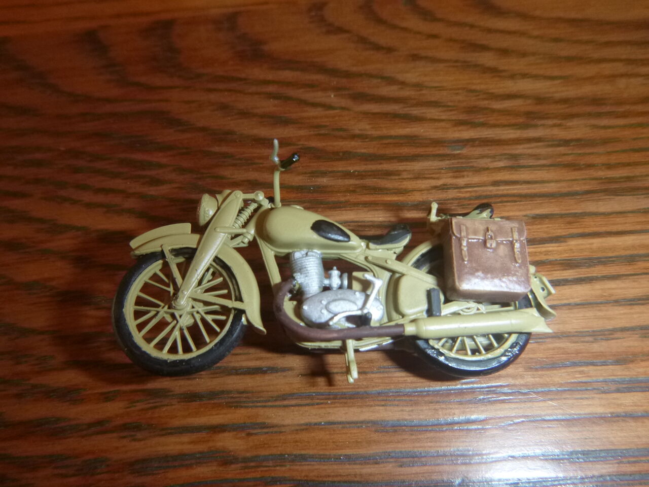 タミヤ 1 35 ミリタリーミニチュアシリーズ No 241 ドイツ陸軍 軍用オートバイ サイドバッグの塗装 おばあちゃんからの贈り物 ４９歳で復活したプラモ魂