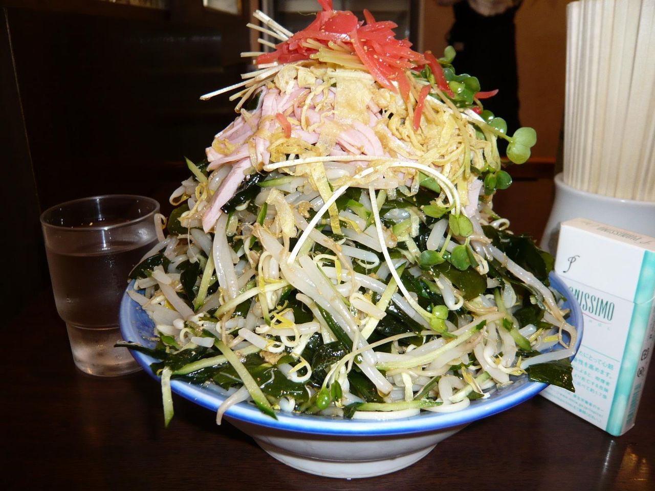高さは軽く20センチを超えてます!・・・冷やし中華大盛930円