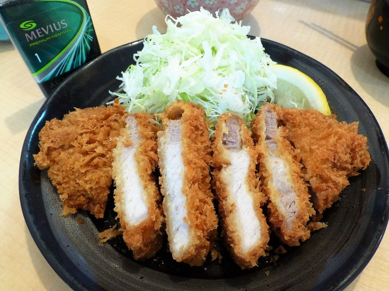 日吉の「とんかつ三田」で、デカ盛りトンカツ定食！ gakudaiの週末はデカ盛り！