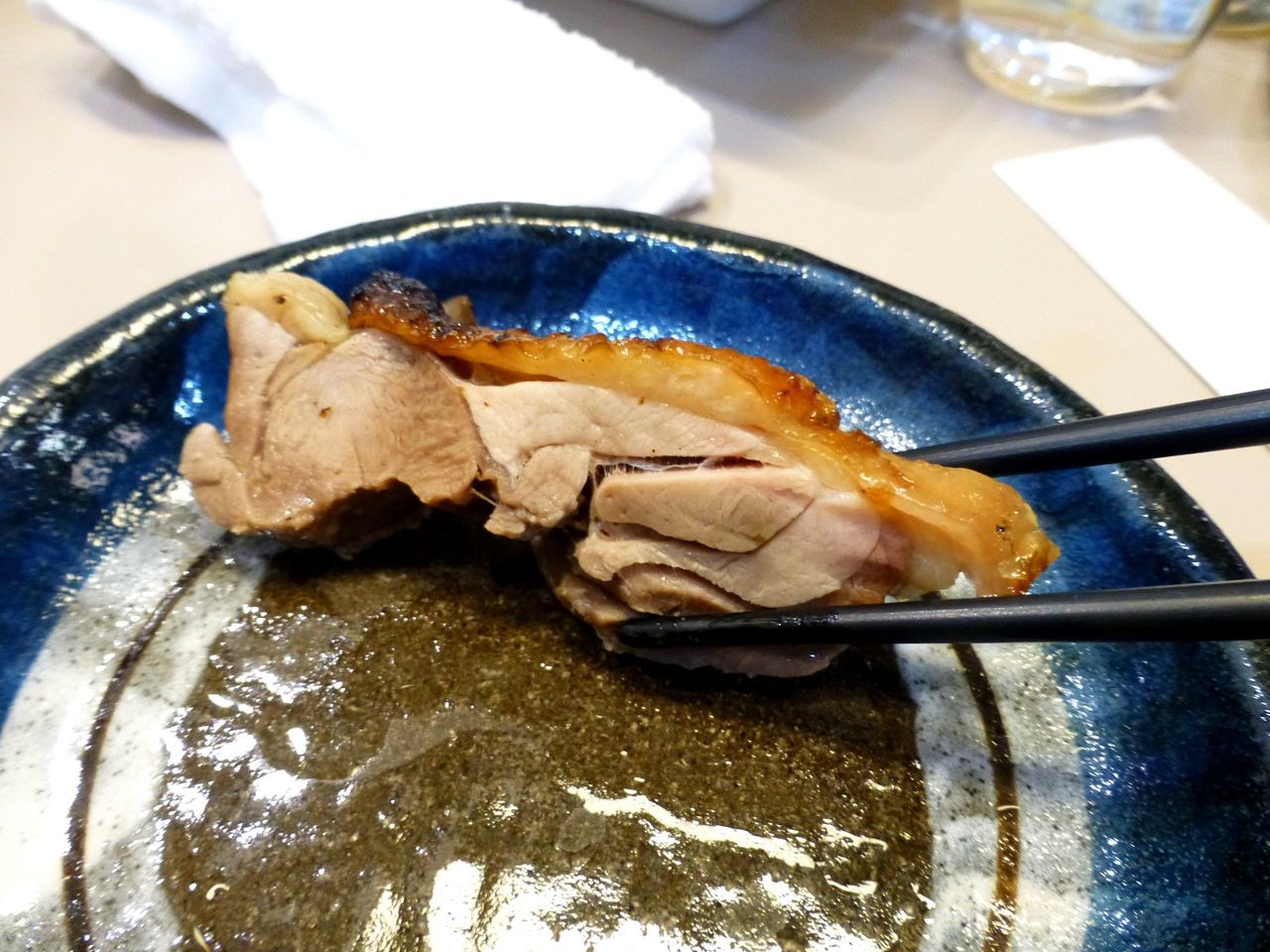 比内地鶏は、筋肉質で硬めの食感!