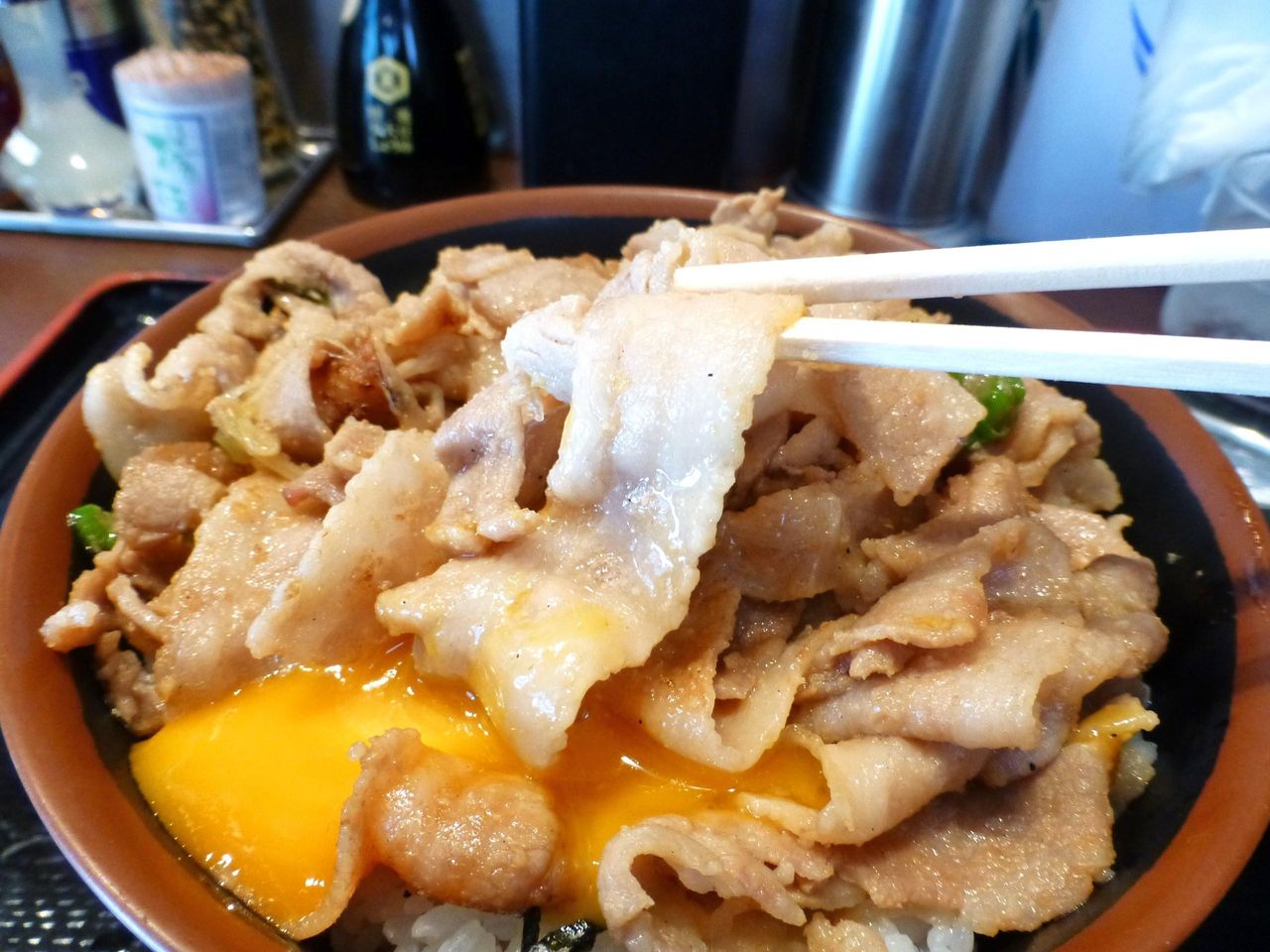 豚バラ肉に卵黄を絡めて食べてみます!