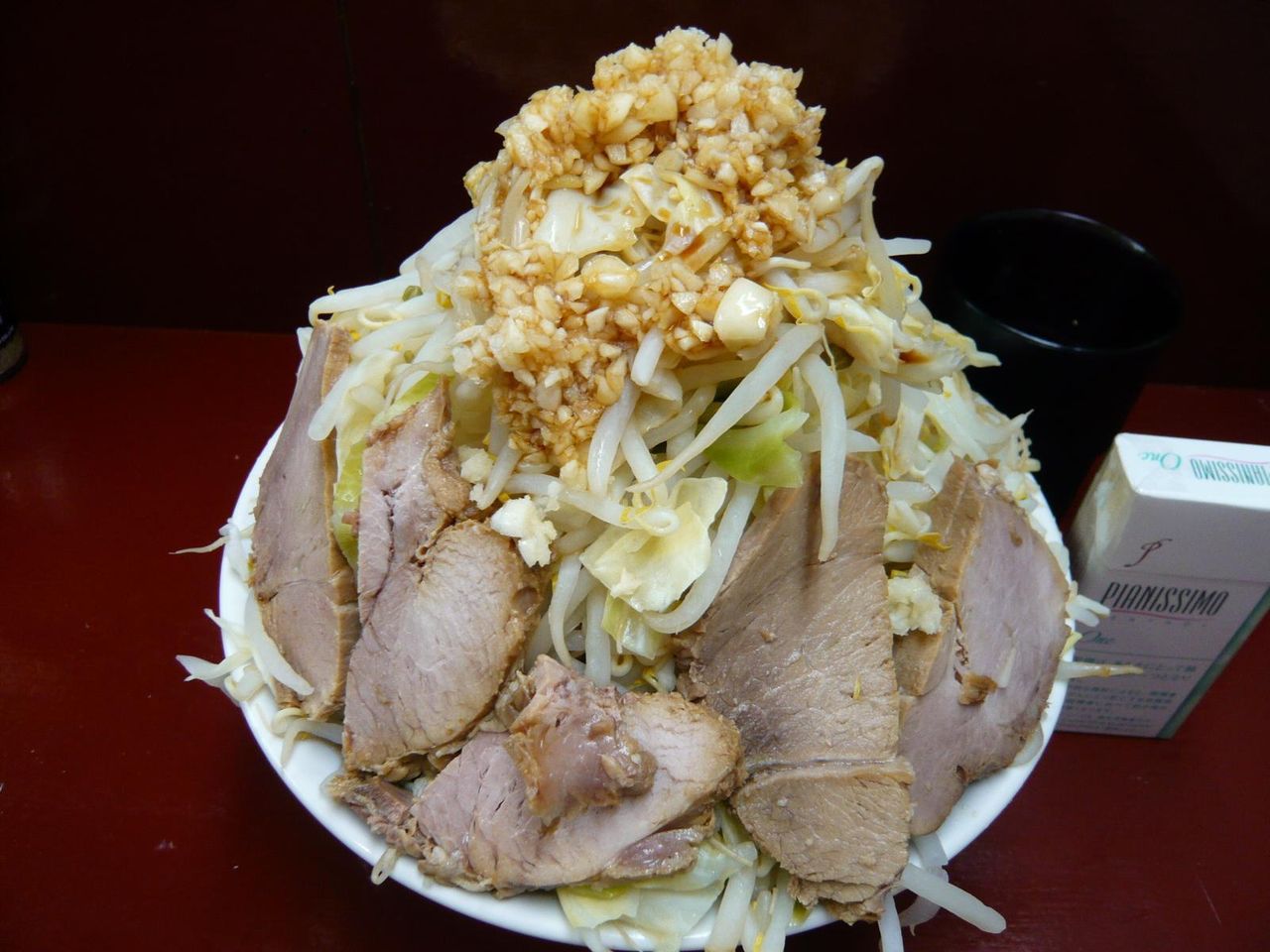 山頂のニンニクが今にも崩れ落ちそうな超危険な状態!