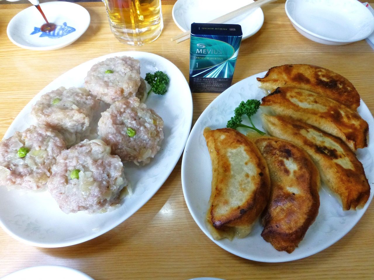 タバコが小さく見えるぞ!「襄陽」の焼餃子とシューマイ!