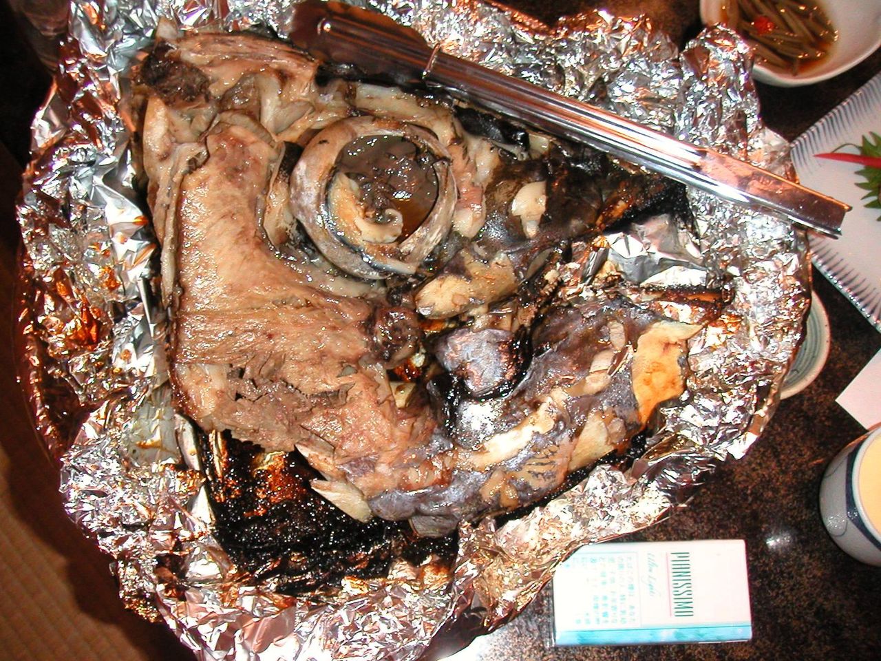 これがサービスなの?巨大なマグロカブト焼き