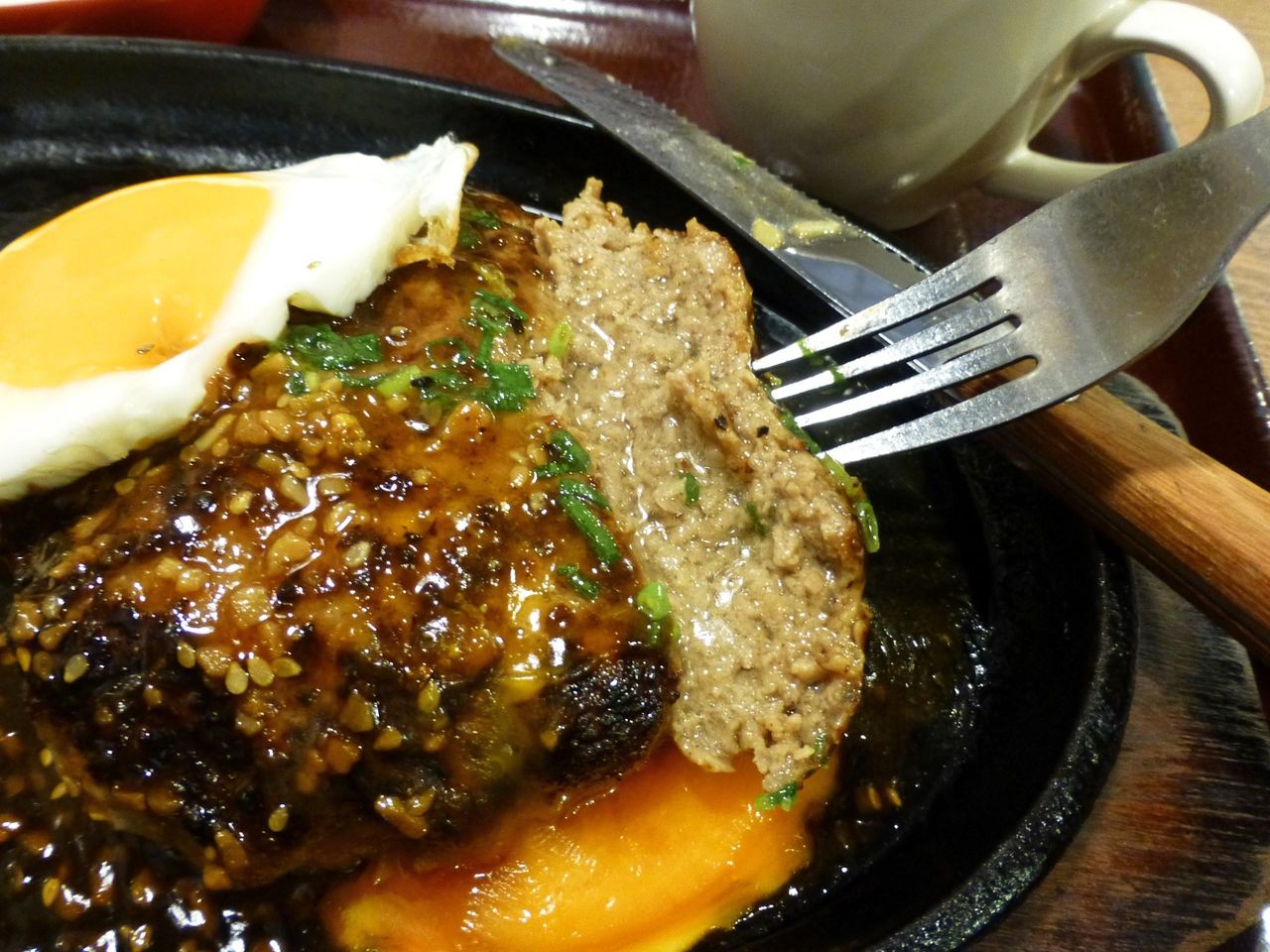 ハンバーグを噛みしめると、口の中に肉汁ブシャ〜!