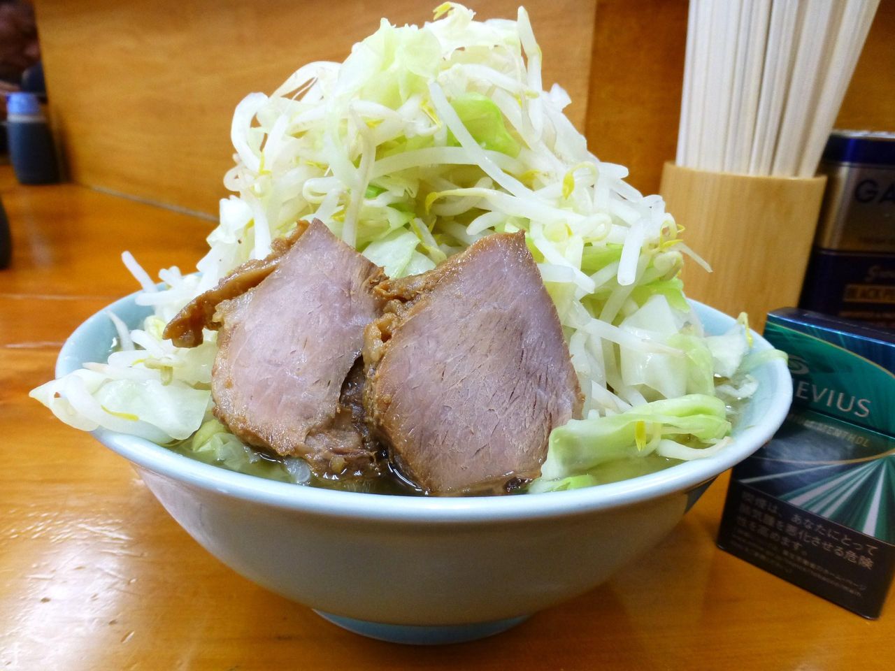 新橋のラーメン二郎で、超高層野菜タワーラーメン!