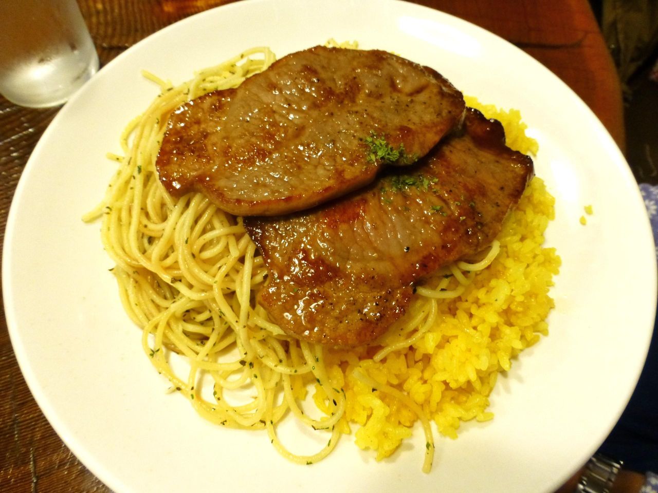 テレビで紹介された、牛肉の薄切りステーキ950円