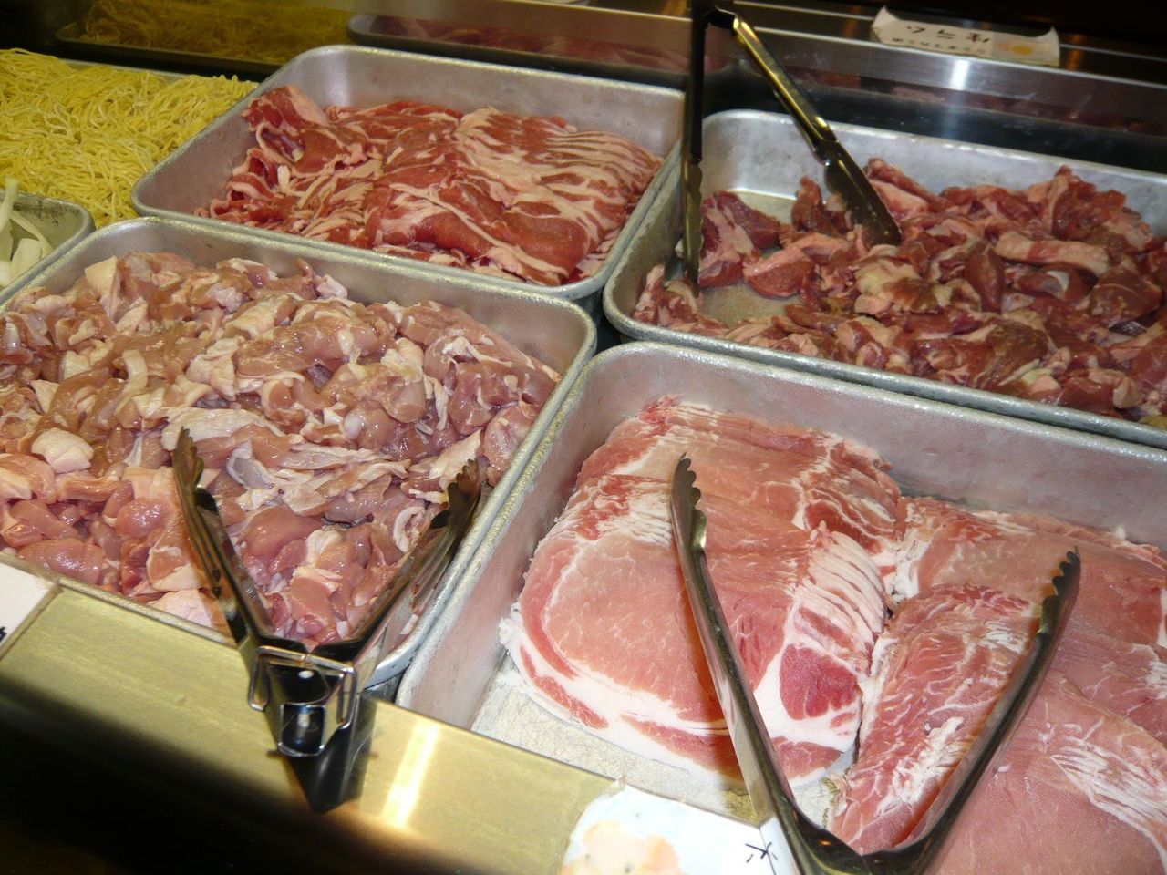 生ラムなど、4種類の肉が食べ放題です!