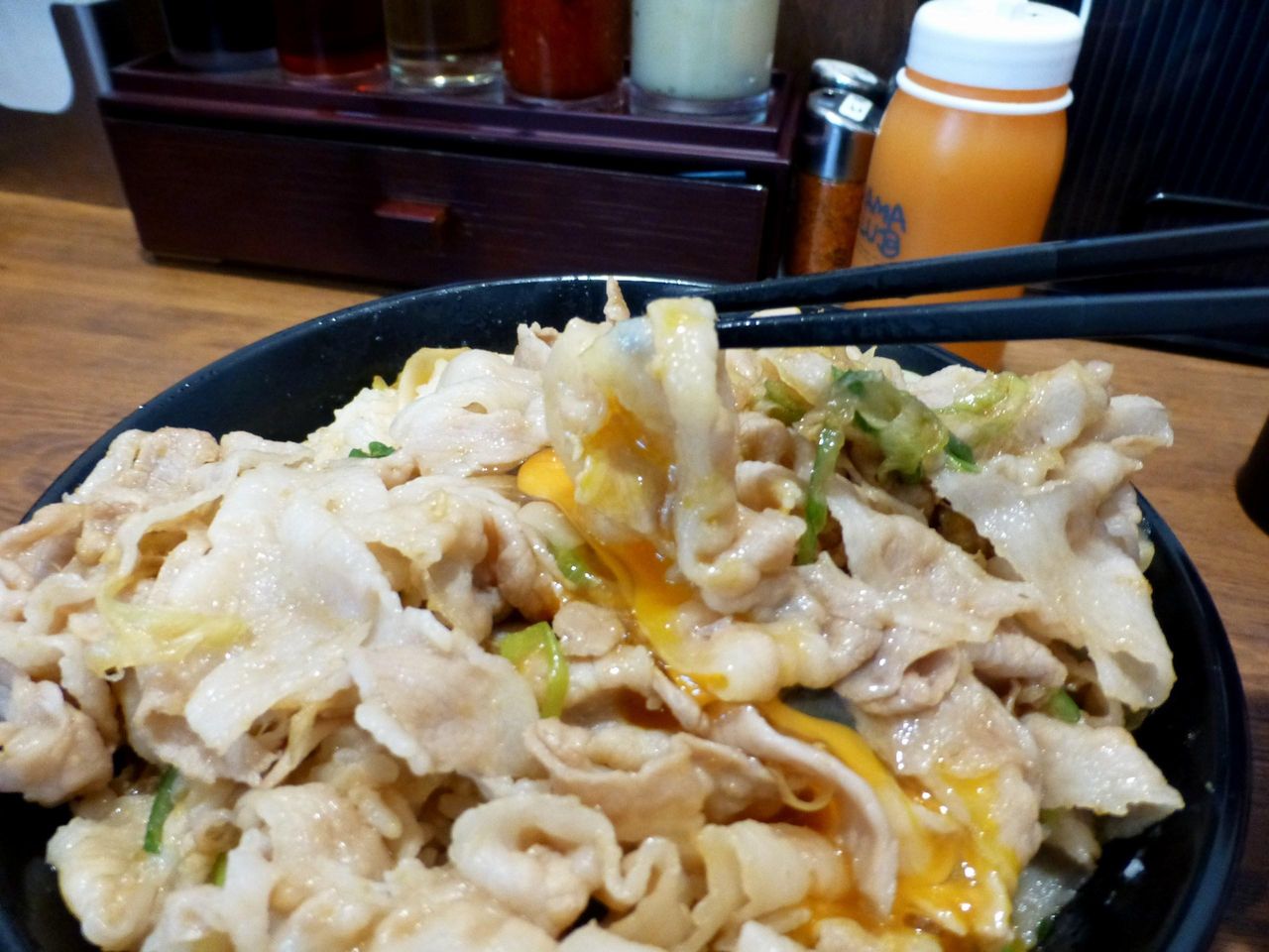 豚バラ肉を卵黄に絡ませて、すき焼き風に!