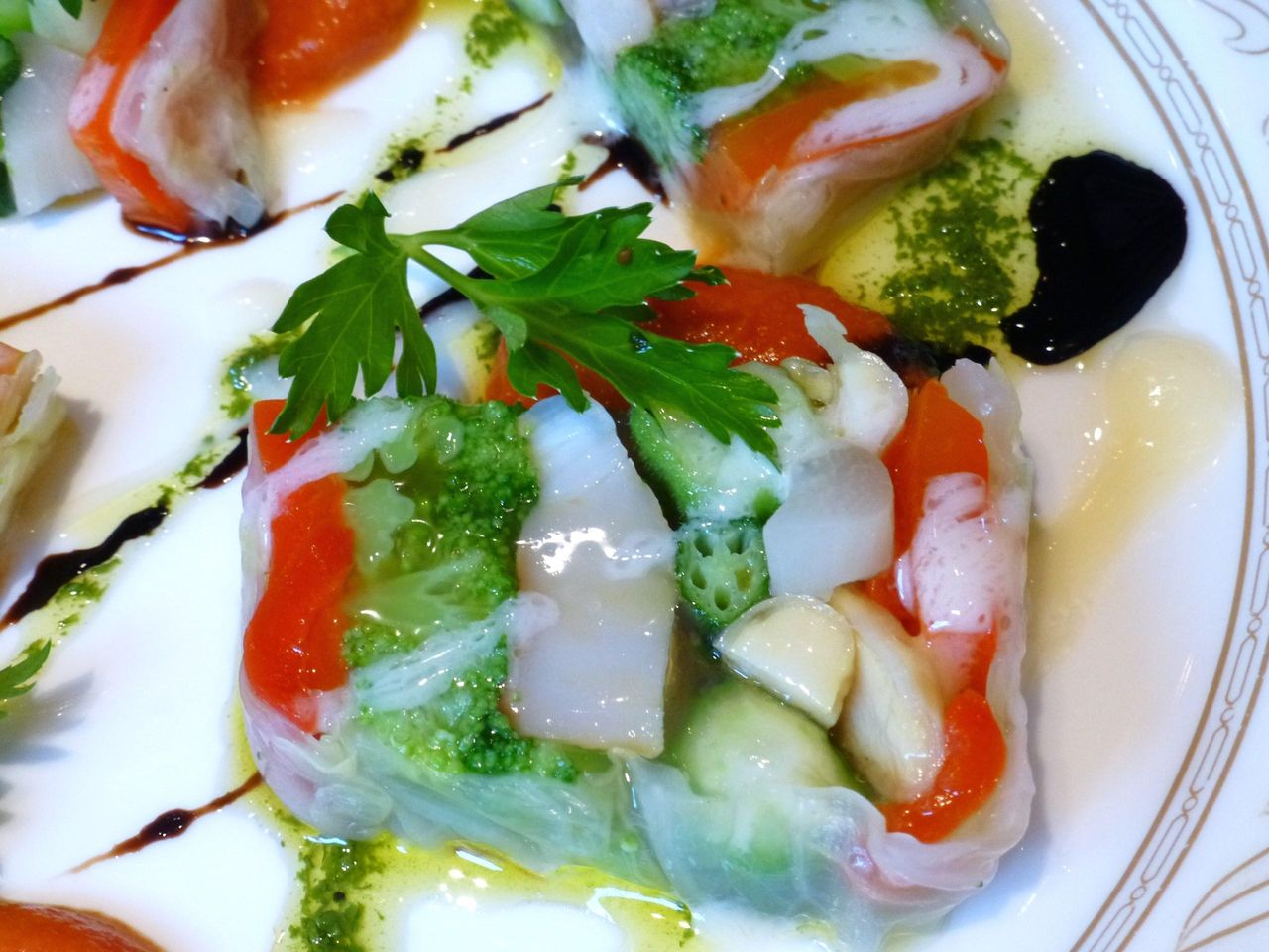 ホタテのテリーヌは、色鮮やかな野菜が食欲をそそります!