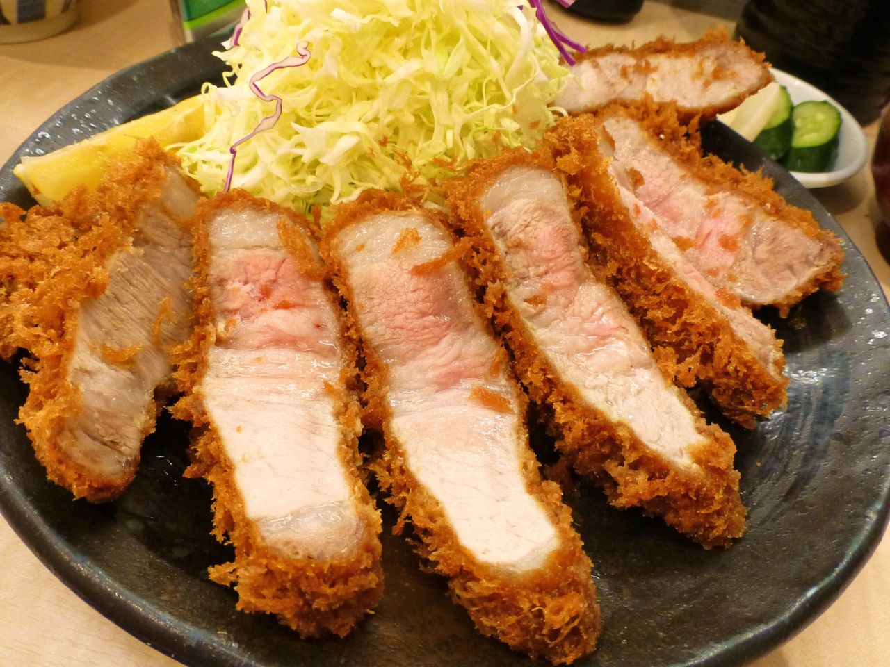 日吉の「とんかつ和栗」で、デカ盛り特上ロースかつ定食！ gakudaiの週末はデカ盛り！