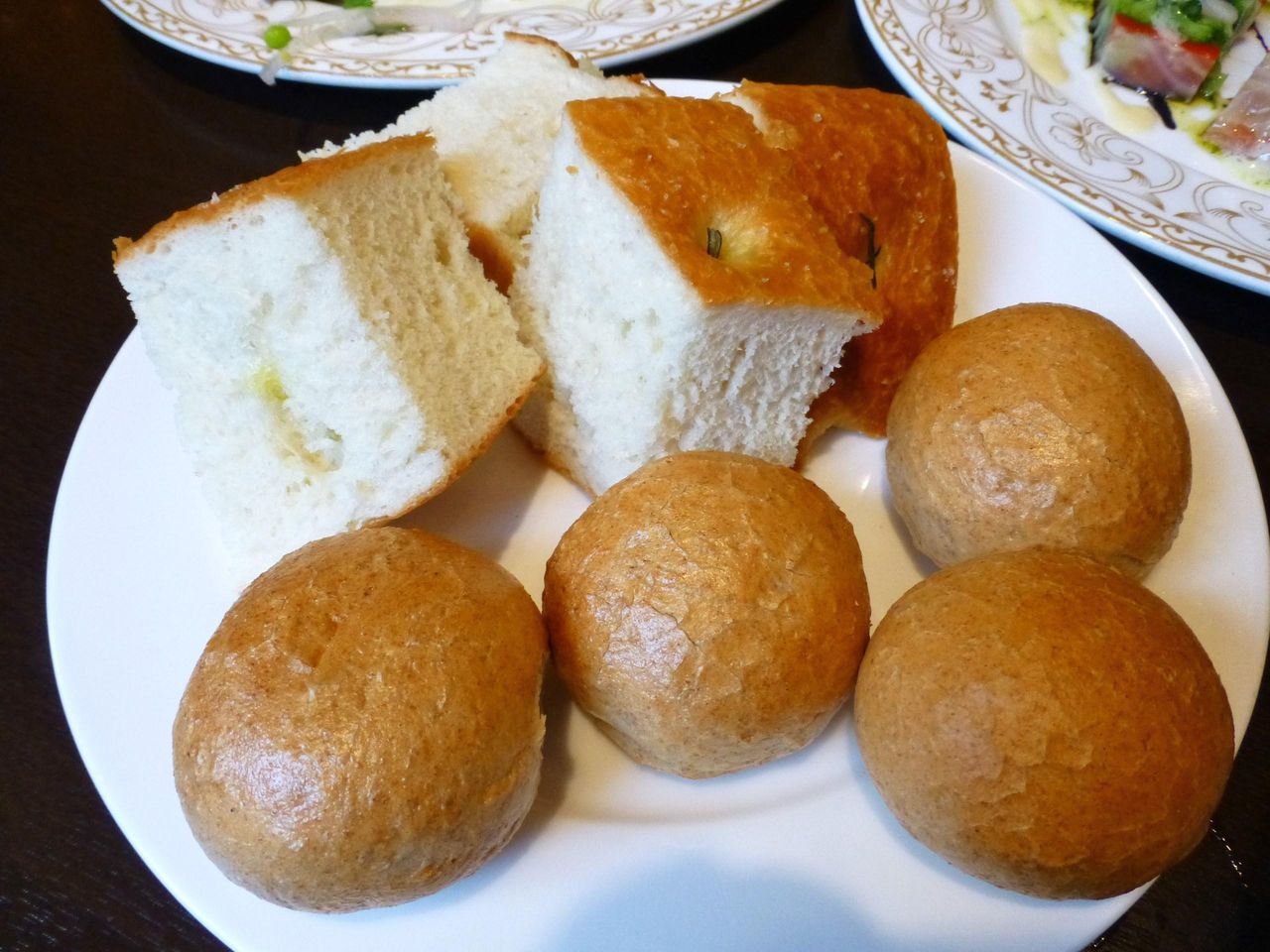 とても美味しい自家製パン2種類!